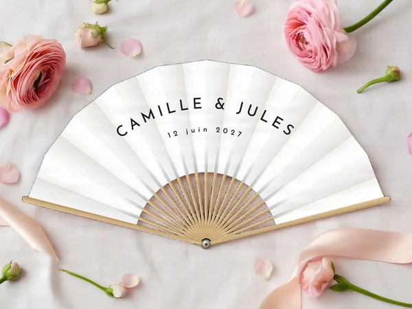 Éventail de mariage personnalisé « Épuré », aucun motif, seulement les prénoms en lettres capitales, toile : blanc, impression : noir, posé sur une table de mariage