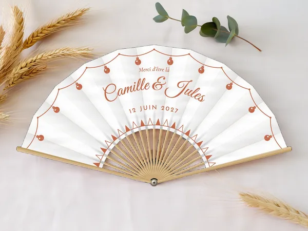 Éventail de mariage personnalisé « Guinguette », guirlande d'ampoules le long du bord et frise de fanions en bas, toile : blanc, impression : terracotta, posé sur une table de mariage