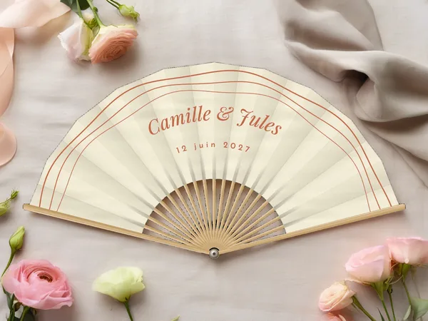 Éventail de mariage personnalisé « Ondes rétro », trois arcs ondulés parallèles suivant le bord au-dessus des prénoms, toile : ivoire, impression : terracotta, posé sur une table de mariage