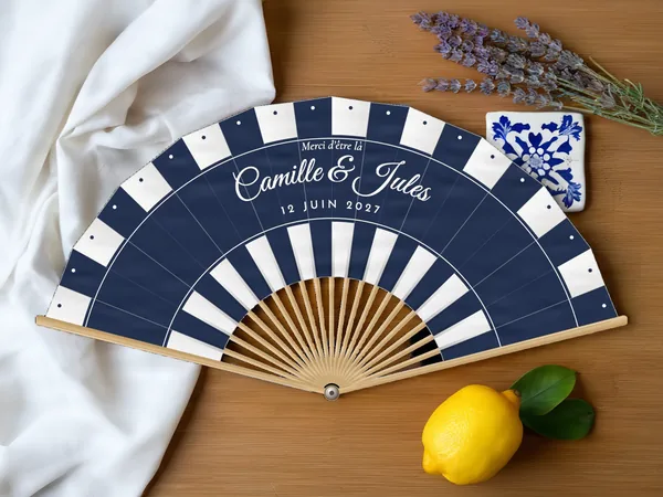 Éventail de mariage personnalisé « Parasol », rayures de parasol en bandes sur le bord et en bas, toile : blanc, impression : bleu marine, posé sur une table de mariage