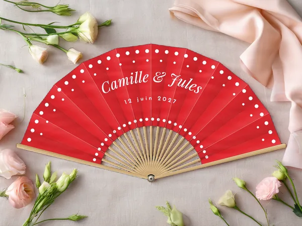 Éventail de mariage personnalisé « Pois rétro », rangées de pois le long du bord et autour du centre, toile : rouge, impression : blanc, posé sur une table de mariage
